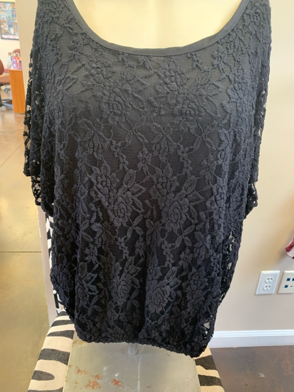 Discreet Black Floral Lace Overlay Tunic Top